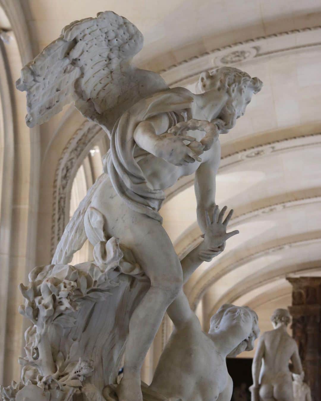 のインスタグラム：「. 🇫🇷 Nous vous souhaitons une #BonneSemaine avec cette sculpture en marbre du Temps qui enlève la Vertu et les Arts, attribuée à Honoré Pellé (entre 1650 et 1700). - 👼 La figure masculine du Temps ailé s’apprête à enlever et à couronner une figure féminine dénudée, entourée de trois putti tenant les attributs de l’Art : la sculpture, l’architecture et la peinture. - 🏰 Le groupe sculpté, acquis à Gênes en Italie en 1699, fut placé dans le parc du château de Marly, au centre de la place du Temps. Ce château, situé aux abords de Paris, était la résidence champêtre du roi Louis XIV. Il fut détruit durant le Premier Empire. - 📍 Cette statue est actuellement visible dans la galerie Michel-Ange, au cœur de l’aile Denon (salle 403). Glissez vers la gauche pour en voir tous les détails ! ⬅️ - - - - 🌎 We wish you a #GoodWeek with this marble sculpture of Time Lifting up Virtue and the Arts, attributed to Honoré Pellé (around 1650-1700). - 👼 The male winged figure of Time is about to lift up and crown a nude female figure surrounded by three putti holding attributes of the arts : sculpture, architecture and painting. - 🏰 The sculpted group, acquired in Genoa in Italy in 1699, once stood in the park of the Château de Marly, in the middle of the Place du Temps. This castle near Paris was the country residence of King Louis XIV of France (reigned 1643-1715). It was destroyed during the First Empire. - 📍 This statue is currently visible in the Michelangelo Gallery, in the heart of the Denon Wing (room 403). Swipe left to see all the details! ⬅️ - 📷 © Musée du Louvre / Maëlys Feunteun . . #Louvre #MuséeDuLouvre」
