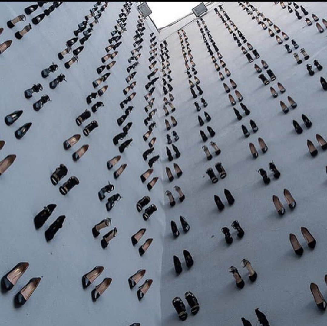 トームさんのインスタグラム写真 - (トームInstagram)「Thank you for the reminder @larslala “Last year, Turkish artist, #VahitTuna installed 440 pairs of heels on a giant wall in #Istanbul to commemorate the number of women murdered by their partner in domestic violence cases in 2018 alone. An artwork especially relevant at the moment as the killing of women heartbreakingly continue to increase and anti-femicide protests are sweeping through the transcontinental country” #femicide #challengeaccepted #artandactivism #madebywomen」8月3日 23時51分 - tomenyc