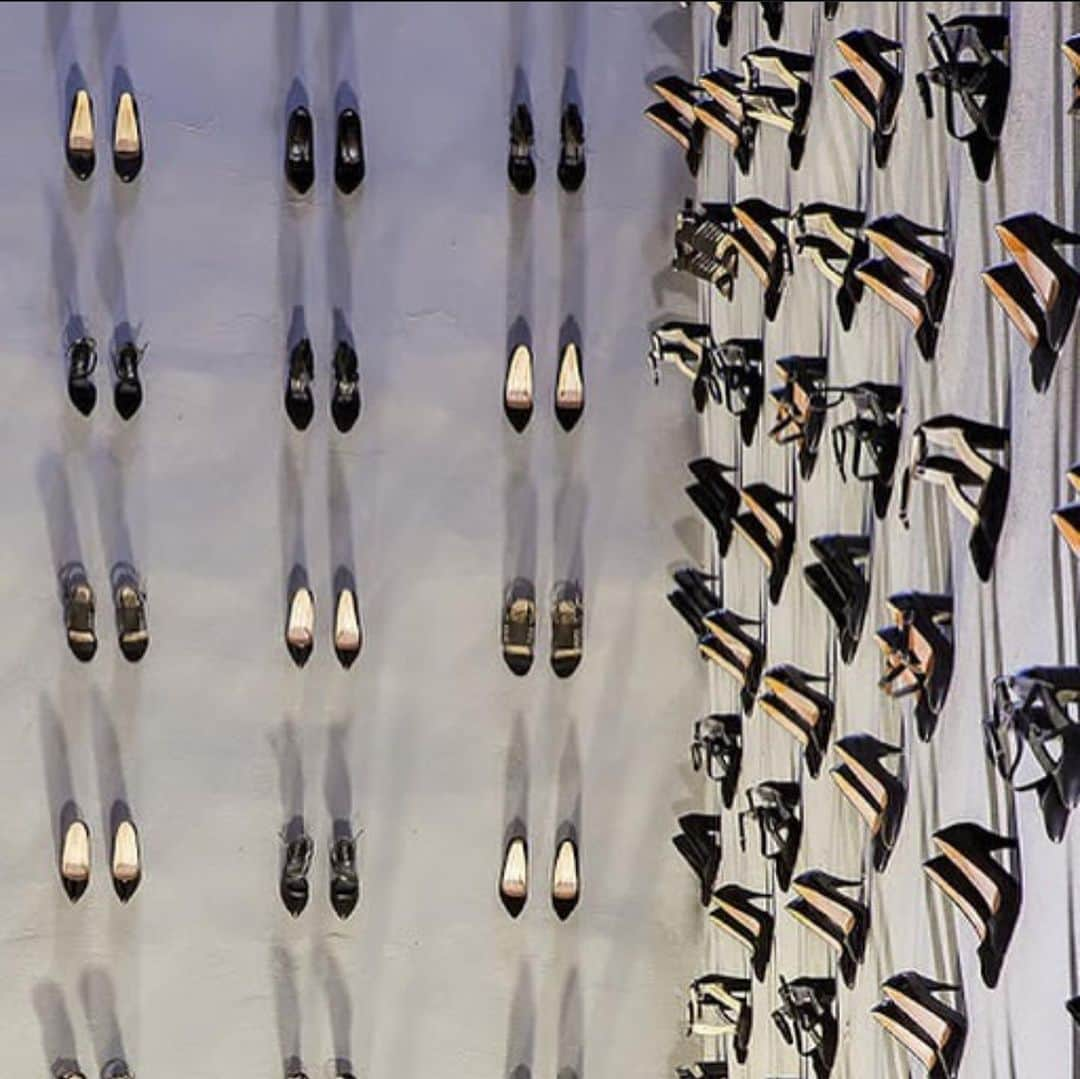 トームさんのインスタグラム写真 - (トームInstagram)「Thank you for the reminder @larslala “Last year, Turkish artist, #VahitTuna installed 440 pairs of heels on a giant wall in #Istanbul to commemorate the number of women murdered by their partner in domestic violence cases in 2018 alone. An artwork especially relevant at the moment as the killing of women heartbreakingly continue to increase and anti-femicide protests are sweeping through the transcontinental country” #femicide #challengeaccepted #artandactivism #madebywomen」8月3日 23時51分 - tomenyc