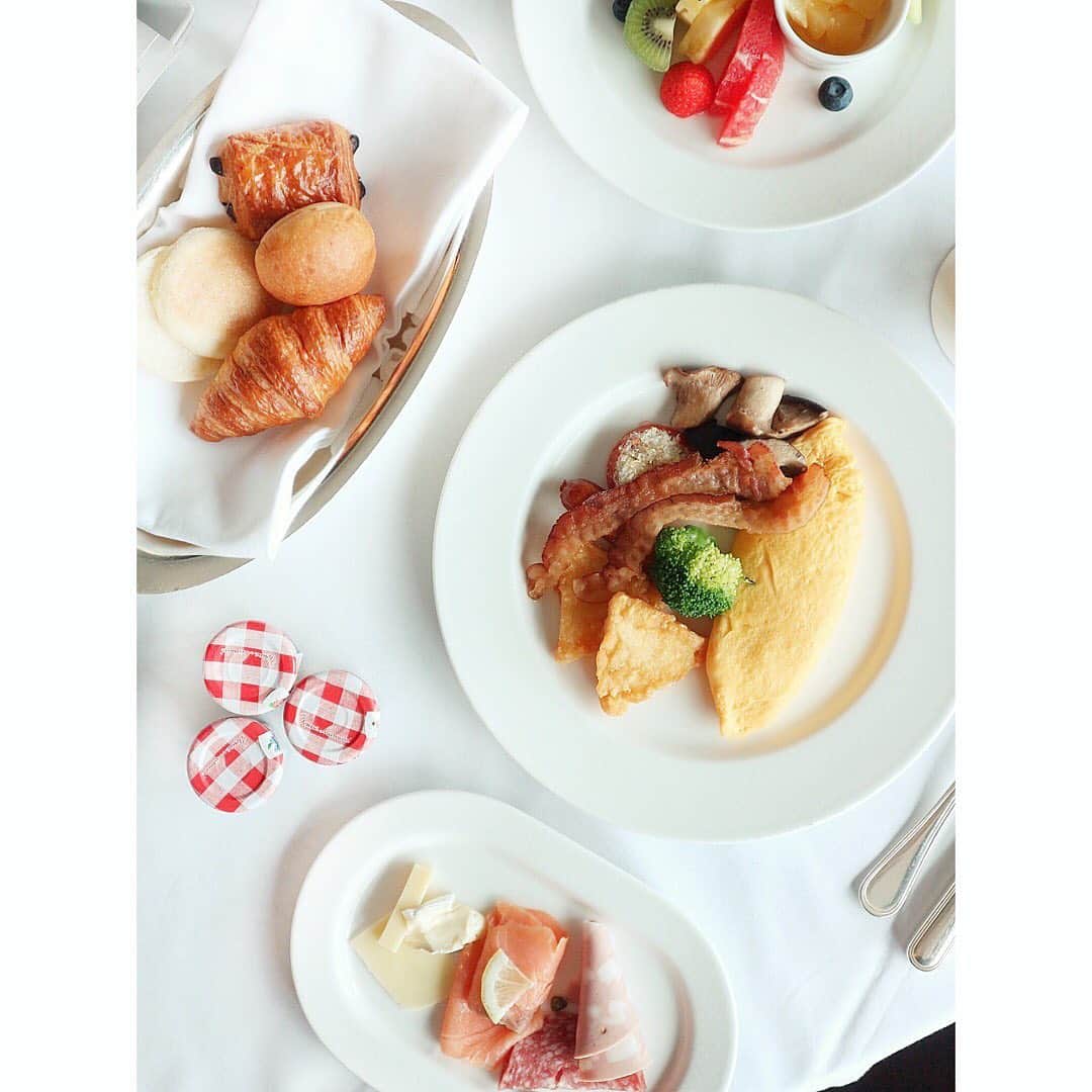 のインスタグラム：「🌞 お部屋で朝ごはん❤️❤️ （前回載せた写真が気に食わなかった為載せ直し😢きっと私にしか分からない非常に微々な差😀映えに必死🤭） ちなみにこの朝ごはん5000円😄  #conrad #conradtokyo #conradhotel  #콘래드 #콘래드호텔 #콘래드도쿄 #호캉스 #도쿄호캉스  #コンラッド東京 #コンラッド東京セリーズ #ホテル朝食」