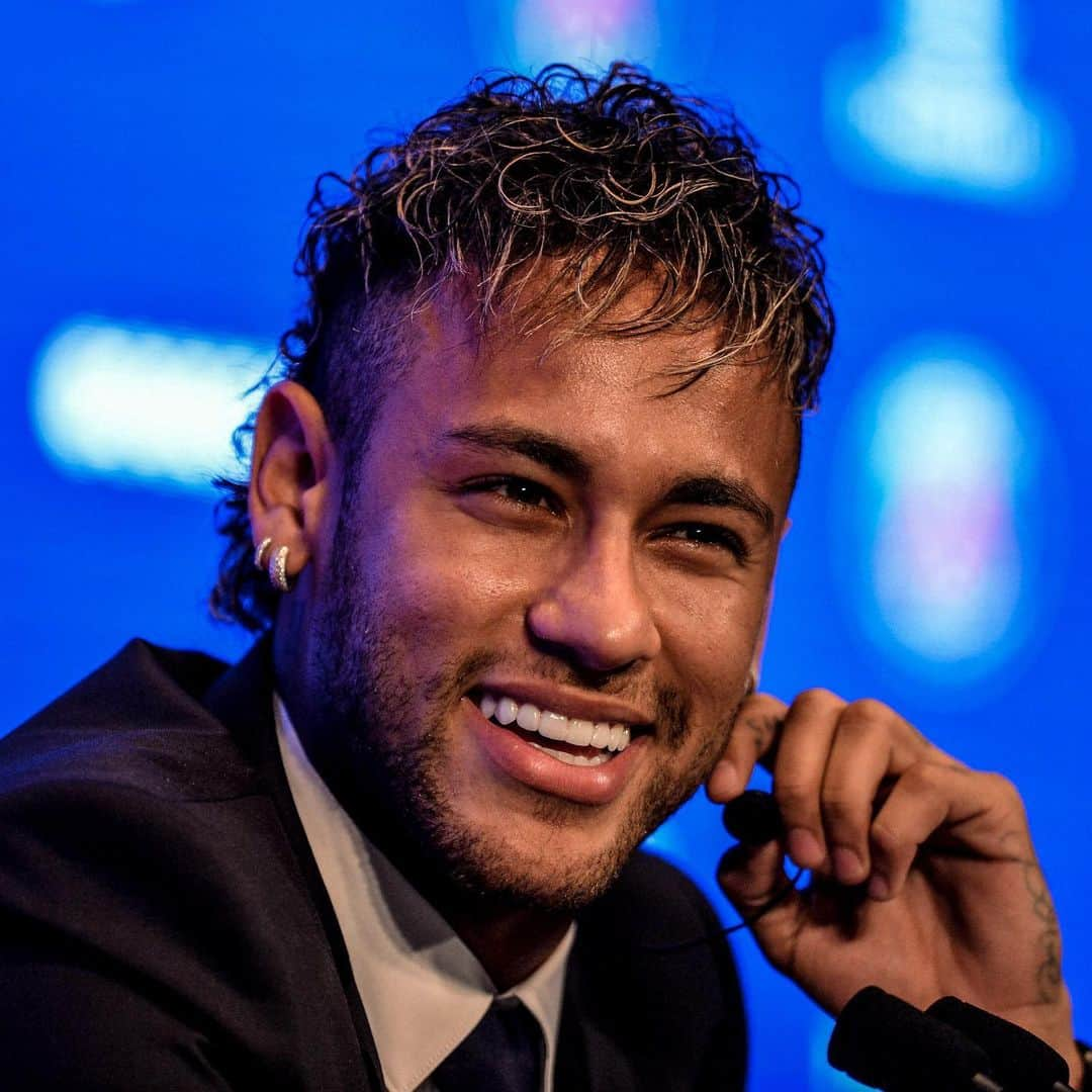 リーグ・アンさんのインスタグラム写真 - (リーグ・アンInstagram)「🔙 Il y a 3 ans, @neymarjr débarquait au @psg 🇧🇷   🔙 On this day 3 years ago, @neymarjr arrived at @psg 👋   #ligue1ubereats #neymar #psg #neymarjr #parissaintgermain #whereisfootball」8月3日 23時52分 - ligue1ubereats