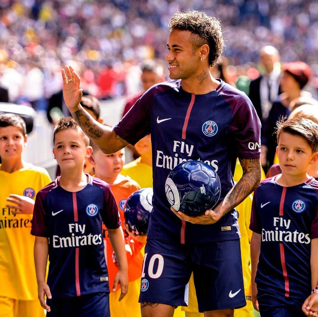 リーグ・アンさんのインスタグラム写真 - (リーグ・アンInstagram)「🔙 Il y a 3 ans, @neymarjr débarquait au @psg 🇧🇷   🔙 On this day 3 years ago, @neymarjr arrived at @psg 👋   #ligue1ubereats #neymar #psg #neymarjr #parissaintgermain #whereisfootball」8月3日 23時52分 - ligue1ubereats