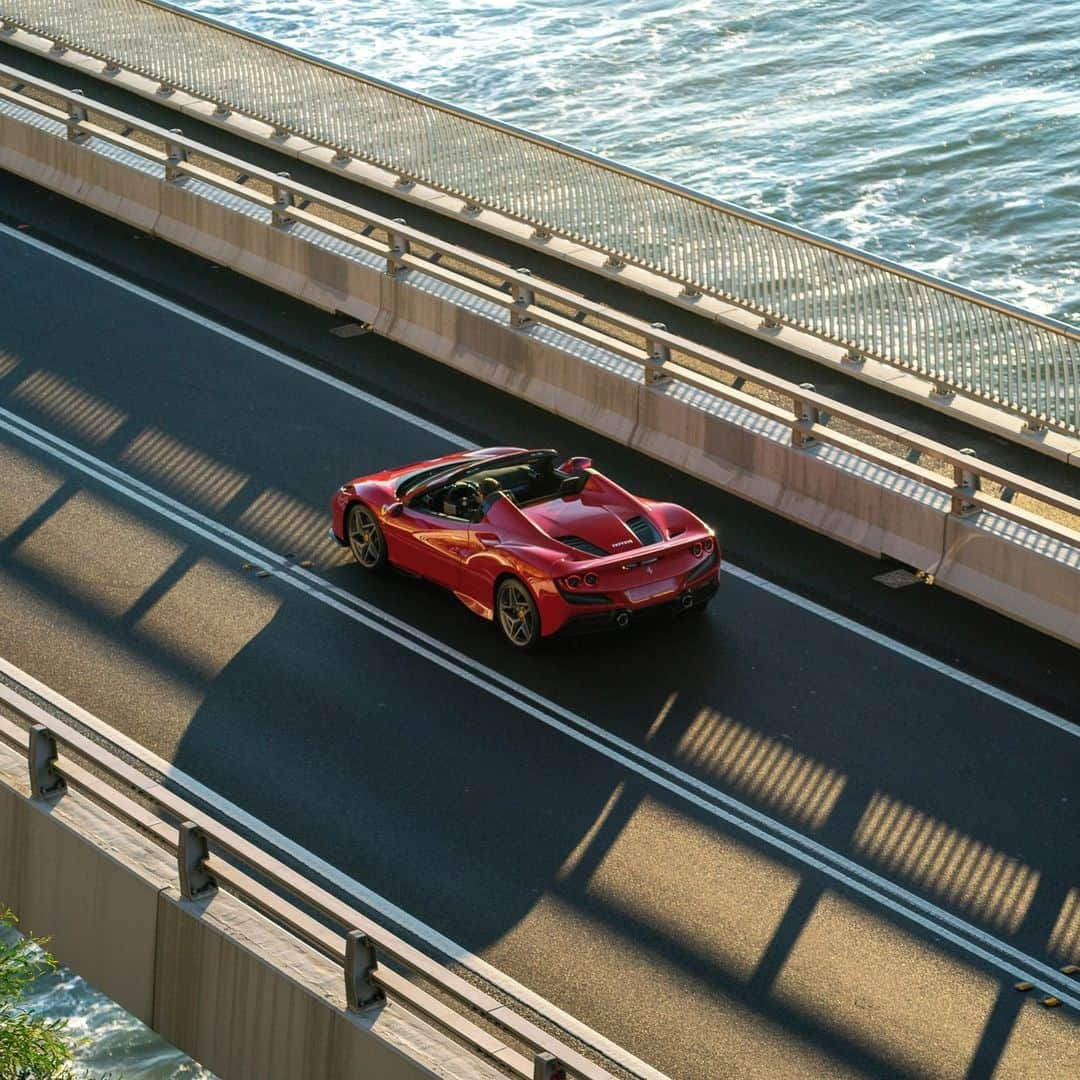 フェラーリさんのインスタグラム写真 - (フェラーリInstagram)「The ultimate open-air adventure starts with the #FerrariF8Spider. New sensations await. #Ferrari #DrivingFerrari #CarsWithoutLimits」8月4日 0時00分 - ferrari