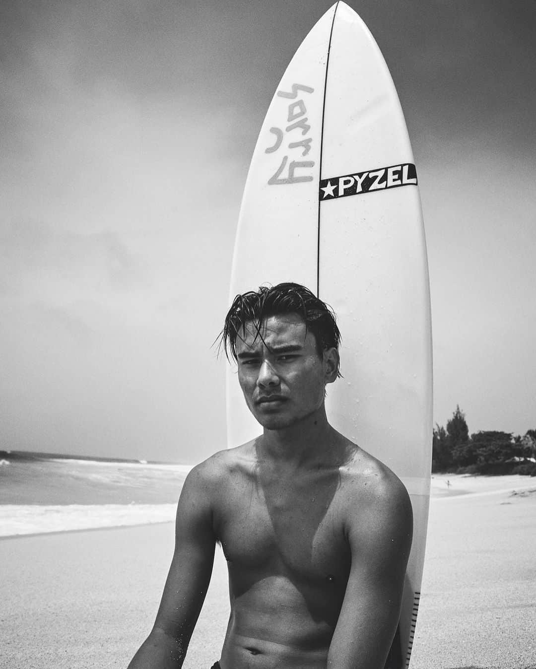 i-Dさんのインスタグラム写真 - (i-DInstagram)「Surfs up! 🤙⁣ ⁣ Earlier this summer, @graysorrenti and @evanmock captured sun-soaked friends as they hit the waves on Oahu's North Shore in Hawaii. 🏄⁣⁣ ⁣ See more of this story from our summer issue via link in bio!⁣ ⁣⁣ [The Faith In Chaos Issue, No. 360, Summer 2020]⁣⁣⁣⁣⁣⁣⁣⁣⁣⁣⁣⁣⁣⁣⁣⁠⁣⁣⁣ .⁣⁣ .⁣⁣ .⁣⁣ Photography @graysorrenti and @evanmock」8月4日 0時03分 - i_d