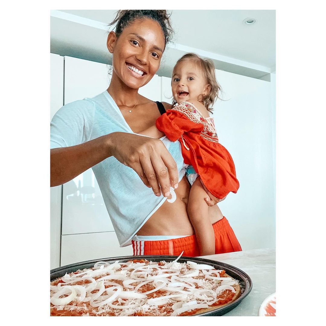エマニュエラ・デ・パウラさんのインスタグラム写真 - (エマニュエラ・デ・パウラInstagram)「I’m making lunch and she is looking for lunch 😋 Like mother, like daughter!!! This quinoa crust pizza will definitely have a big rule in my recipe book 📚one day 😛 I have the recipe on my IGTV if you interested on trying at home!!! Have fun... Eu fazendo o almoço e ela procurando o almoço 😋 Tal mãe, tal filha!!!!Esta pizza de quinoa definitivamente terá uma grande parte no meu livro de receitas, um dia 😛 Se você quiser provar em casa, a receita está salva no meu IGTV Divertiam-se!!! #homemadepizza #likemotherlikedaughter #plantbased」8月4日 0時05分 - emanueladepaula