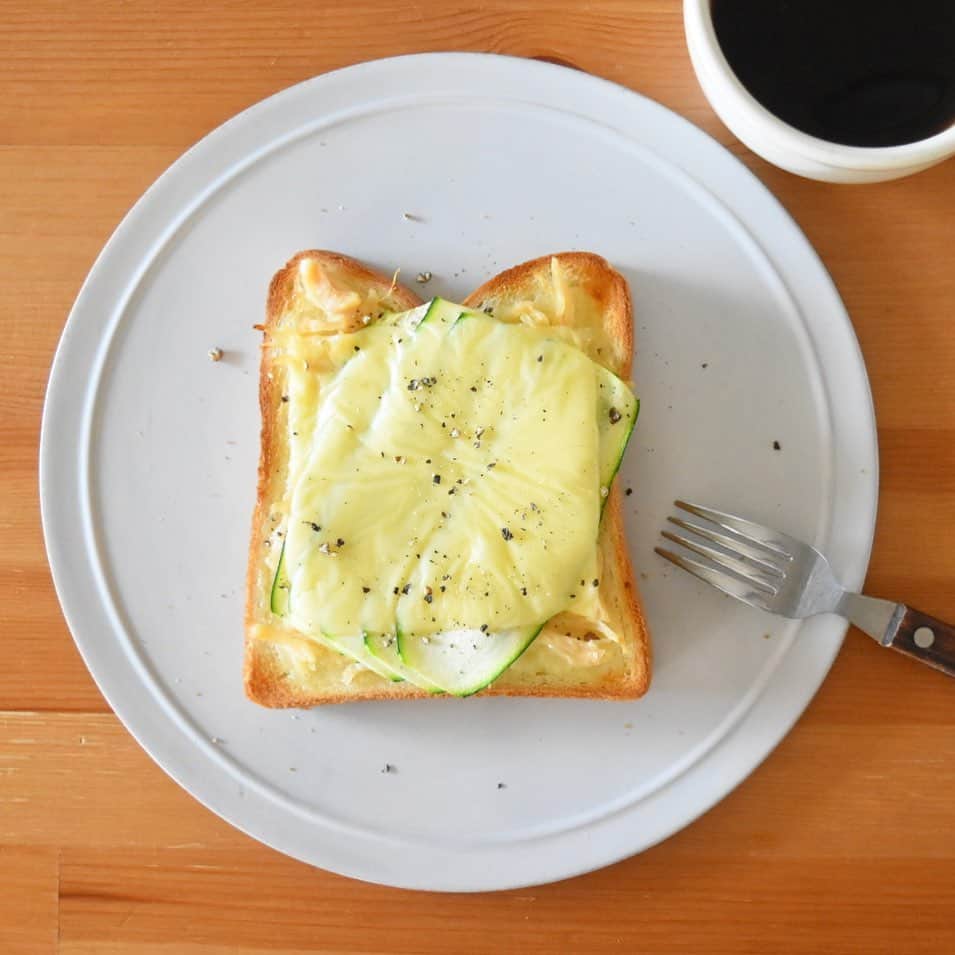 山崎佳のインスタグラム：「Today’s breakfast. マヨネーズぬって、市販の鶏ささみフレークとズッキーニととろけるチーズをのせて焼いたやつ。」