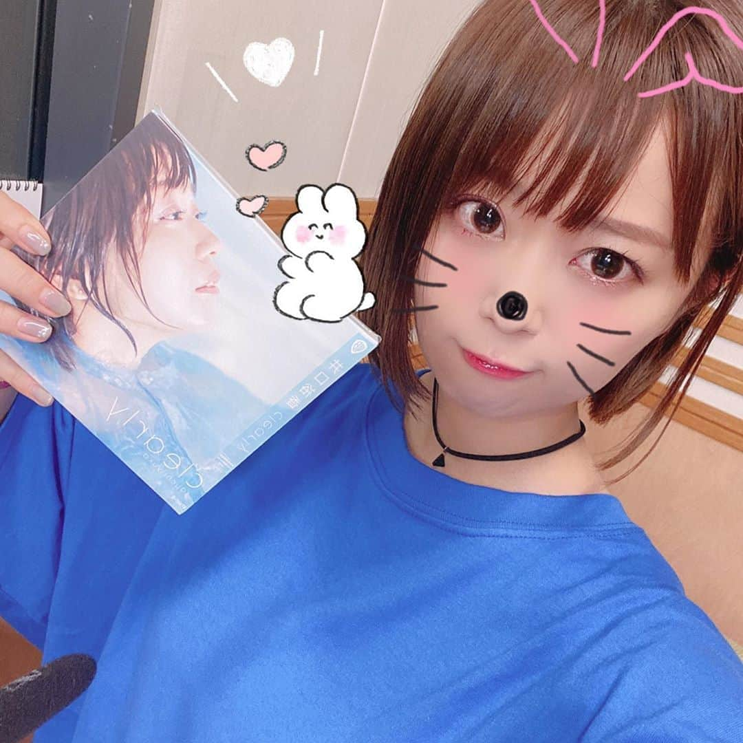 井口裕香さんのインスタグラム写真 - (井口裕香Instagram)「💙 むん！ clearly開封の儀！！！ にゅーあるばむちゃま 愛しのclearlyちゃま！ ついに来週発売です♡ たのしみたのしみわあい( ^ω^ )♡ #muuun #clearly #clearlyなおはなし  #さいきん #カジュアルすきです #オーバーサイズTシャツ萌えしてます #けど買ったばっかりのTシャツ #早速アイスこぼして汚したし #なんか袖のところほつれてるし #部屋着感満載だし｡°(°`ω´ °)°｡」8月4日 0時09分 - ooo31_iguchiyuka_31ooo