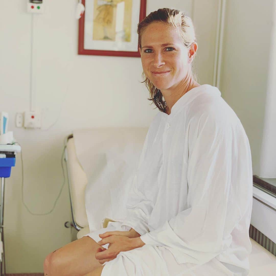 イリース・ケロンド・ナイトのインスタグラム：「Fresh new knee today 😎. Thanks to Pär Herbertsson for a quick and seemingly easy fix up... well for me as the patient anyway 😅. The journey officially begins 💪⚽️🏆」