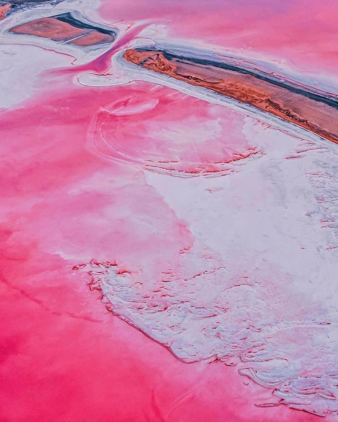 BEAUTIFUL DESTINATIONSさんのインスタグラム写真 - (BEAUTIFUL DESTINATIONSInstagram)「Scenes from the pink Koyashskoye Lake in Crimea which attributes its color from the presence of microscopic algae and brine shrimp living in its water.💞 This salt lake is also considered healing by the local people!  Would you visit this beautiful lake? Who are you bringing along?  📸Breathtaking set by @hobopeeba 📍Koyashskoye Lake, Crimea」8月4日 0時11分 - beautifuldestinations