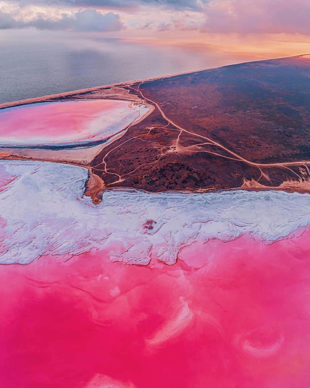 BEAUTIFUL DESTINATIONSさんのインスタグラム写真 - (BEAUTIFUL DESTINATIONSInstagram)「Scenes from the pink Koyashskoye Lake in Crimea which attributes its color from the presence of microscopic algae and brine shrimp living in its water.💞 This salt lake is also considered healing by the local people!  Would you visit this beautiful lake? Who are you bringing along?  📸Breathtaking set by @hobopeeba 📍Koyashskoye Lake, Crimea」8月4日 0時11分 - beautifuldestinations