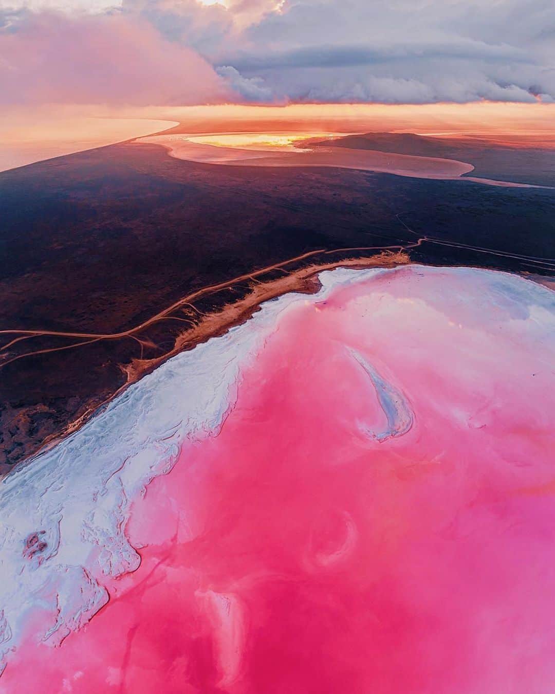 BEAUTIFUL DESTINATIONSさんのインスタグラム写真 - (BEAUTIFUL DESTINATIONSInstagram)「Scenes from the pink Koyashskoye Lake in Crimea which attributes its color from the presence of microscopic algae and brine shrimp living in its water.💞 This salt lake is also considered healing by the local people!  Would you visit this beautiful lake? Who are you bringing along?  📸Breathtaking set by @hobopeeba 📍Koyashskoye Lake, Crimea」8月4日 0時11分 - beautifuldestinations