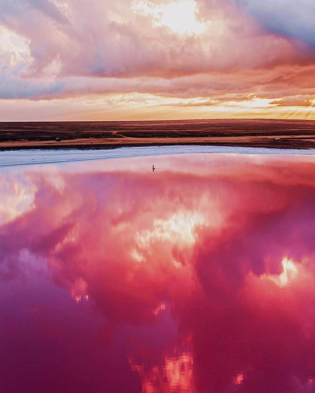 BEAUTIFUL DESTINATIONSさんのインスタグラム写真 - (BEAUTIFUL DESTINATIONSInstagram)「Scenes from the pink Koyashskoye Lake in Crimea which attributes its color from the presence of microscopic algae and brine shrimp living in its water.💞 This salt lake is also considered healing by the local people!  Would you visit this beautiful lake? Who are you bringing along?  📸Breathtaking set by @hobopeeba 📍Koyashskoye Lake, Crimea」8月4日 0時11分 - beautifuldestinations