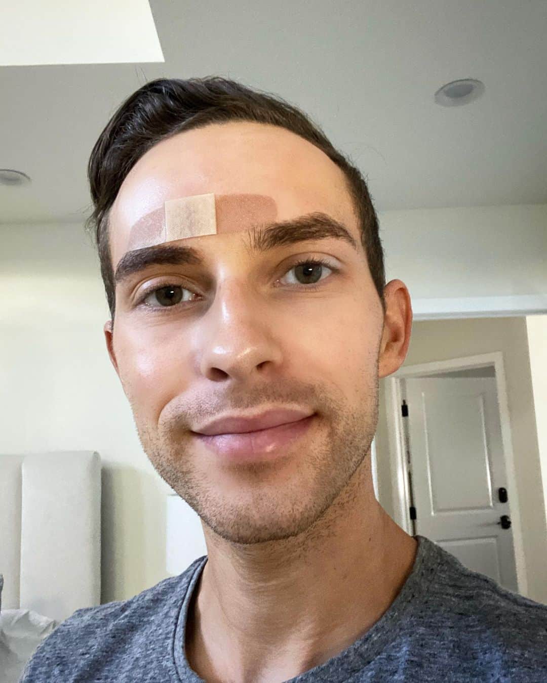 アダム・リッポンのインスタグラム：「Good morning 🌞 I walked into a wall. HAPPY 2020!」