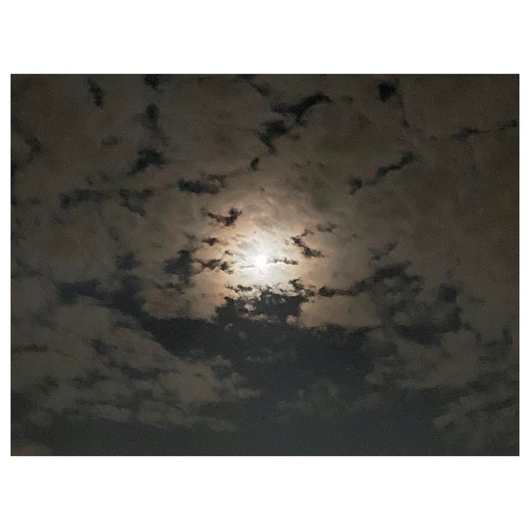 キタキマユさんのインスタグラム写真 - (キタキマユInstagram)「今宵の満月✨🌕✨  なんて！！なんて綺麗なんでしょう🥰  あまりの美しさに「わぁ〜わぁ〜✨なんて綺麗なの！🌕どうもありがとう✨🤲✨」と、帰り道で思わず月に話しかけてしまいました💖 周りに誰も居なくて良かった😂💕  あと1時間ほどで、フルムーンピークのようです🌕✨✨✨  今夜の満月、本当に綺麗です🌸✨ ぜひ空を見上げてみてください😊💕  #満月🌕  #フルムーン #なんて綺麗なんでしょう #うろこ雲と満月  #見上げるたびに心が喜んでる #今宵  #ありがとう 🌸✨ #fullmoon  #moonlight  #kitakimayu #キタキマユ」8月4日 0時13分 - kitakimayu_official