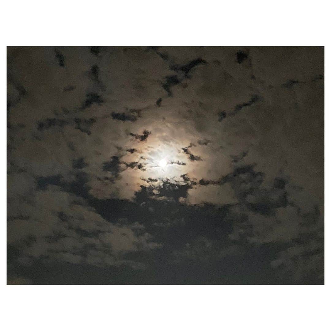 キタキマユのインスタグラム：「今宵の満月✨🌕✨  なんて！！なんて綺麗なんでしょう🥰  あまりの美しさに「わぁ〜わぁ〜✨なんて綺麗なの！🌕どうもありがとう✨🤲✨」と、帰り道で思わず月に話しかけてしまいました💖 周りに誰も居なくて良かった😂💕  あと1時間ほどで、フルムーンピークのようです🌕✨✨✨  今夜の満月、本当に綺麗です🌸✨ ぜひ空を見上げてみてください😊💕  #満月🌕  #フルムーン #なんて綺麗なんでしょう #うろこ雲と満月  #見上げるたびに心が喜んでる #今宵  #ありがとう 🌸✨ #fullmoon  #moonlight  #kitakimayu #キタキマユ」