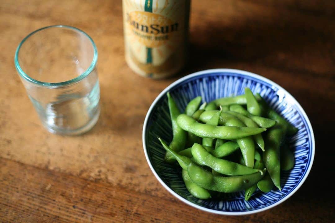 職人.comさんのインスタグラム写真 - (職人.comInstagram)「枝豆とビールについて英語で投稿いたしました。西川登竹細工のそばざるが再入荷いたしましたので、ぜひご検討くださいませ。 https://www.shokunin.com/jp/nishikawanobori/soba.html  Edamame, also known as "green soybean," is widely popular as a snack for beer in Japan. It is a soybean that is harvested before it ripens. It is called "edamame (stem bean)" as it was initially boiled along with its stems. Though it is not certain when the Japanese started to eat edamame, it is said that it existed since the Nara or Heian period. Literature in the Edo period describes "edamame sellers" that appeared in the streets during summertime.  Edamame, alike a ripen soybean, is rich in energy, fats, and high-quality proteins. Further, it contains vitamins A and C, which the normal soybeans do not contain, and it is also rich in vitamin B1. Vitamin B1 improves sugar metabolism and keeps the nerve functions normal, thus, it supports recovery from daily and summer heat fatigue.  Additionally, a substance called methionine contained in the proteins of edamame, along with vitamins A, B1, and C helps decompose alcohol and reduces the burden on the liver. Therefore, it really makes sense to eat edamame as an appetizer for beer.  You may enjoy a beer with edamame served in Hakusan Porcelain's Hirachawan or Koishiwara ware's plates, all of which would enhance your experience, and most importantly, keep you healthy.   Nishikawanobori Takezaiku's Sobazaru https://www.shokunin.com/en/nishikawanobori/soba.html Hakusan Porcelain's Hirachawan https://www.shokunin.com/en/hakusan/hirachawan.html Okuhara Glass's Kop https://www.shokunin.com/en/okuhara/kop.html Nousaku's Beer Cup https://www.shokunin.com/en/nousaku/glass.html Koishiwara ware's Plate https://www.shokunin.com/en/koishiwara/mame.html @shokunincom  #職人ドットコム #オーガニックビール #ビールと枝豆 #枝豆とビール #キッチン用品 #台所用品 #キッチン #手仕事 #暮らしの道具 #暮らしを楽しむ #モノづくり #ものづくり #工芸品 #民芸 #民藝 #民芸品 #ビールと枝豆最高 #豊かな食卓 #キッチングラム #手作りのある暮らし #器のある暮らし #焼き物 #日本🇯🇵 #枝豆 #えだまめ #そばざる #蕎麦ざる #ヤッホーブルーイング #能作 #西川登竹細工」8月4日 0時23分 - shokunincom