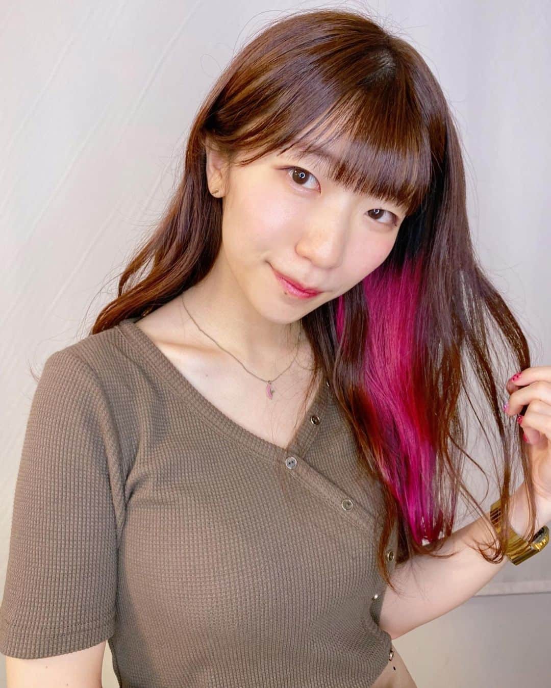ぱいぱいでか美のインスタグラム：「でか美祭に向けてSpicaでメンテ❤︎ ꙳ #Spica #innercolor #pink #前髪カット #treatment #原宿 ꙳ 気合いのピンクをばしっと入れてもらいましたー！ 全体は前回の退色の明るさが好みだったので 明るい部分に合わせてメンテしてもらってます✌︎ 夏は明るめが好み☻ 前髪も気持ち切ってもらったよん✂︎ 担当は中田さんです！ #でか美祭 まであと少し！ ハイライトにまとめてますので見てください〜」