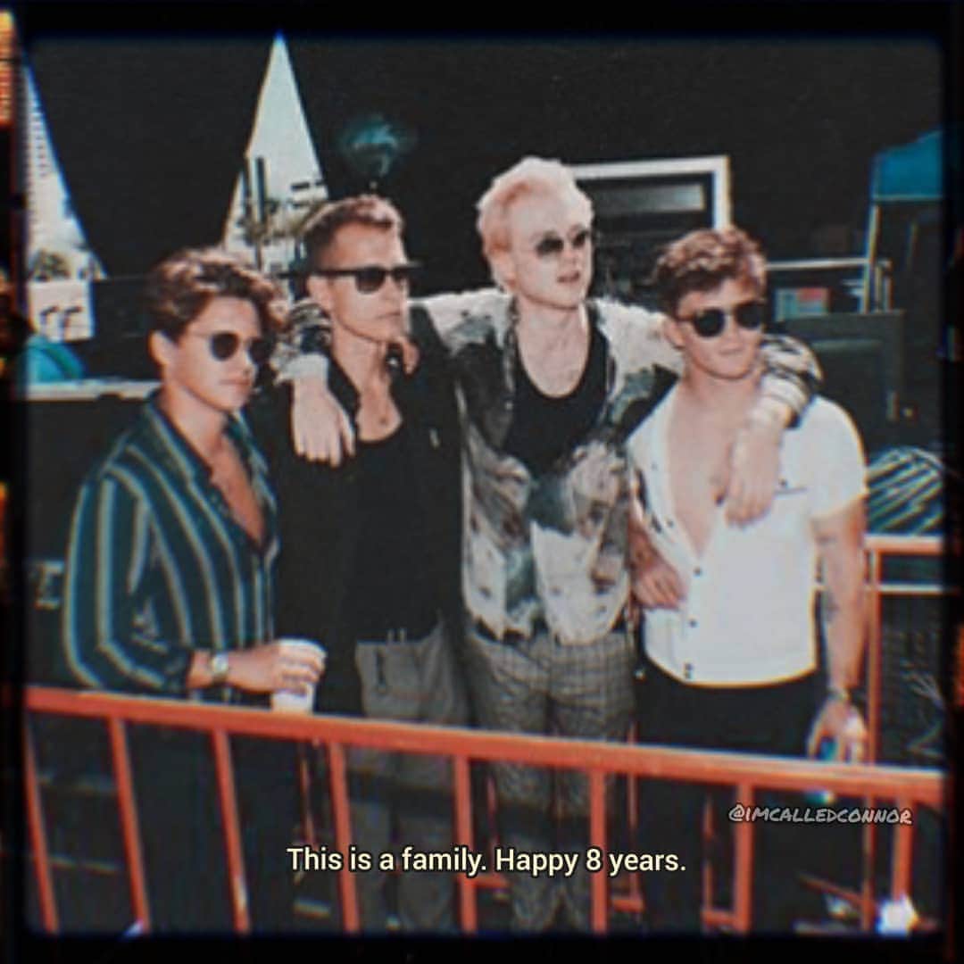 コナー・ボールのインスタグラム：「Happy 8 years!!! There are so much love in Vamily that words cannot be fully described. Thank you for being here playing music for all of us and you guys are so much more than a band. Without you guys, I wouldn't know my best friends and thank you for bringing them to me. I have learnt and grown so much in Vamily and so thankful for knowing everyone here💓 It has been a long way to get here. Thank you for writing a lot of masterpieces ❤ and create lots of precious memories with us❣ All these things touch my heart so much and I am so so so proud of you guys 💓  No amount of love and happiness can ever compare to what I got here. Thank you, for everything ❣ WE LOVE YOU AND CHEERS FOR MORE YEARS 🍻 #8yearsofthevamps」