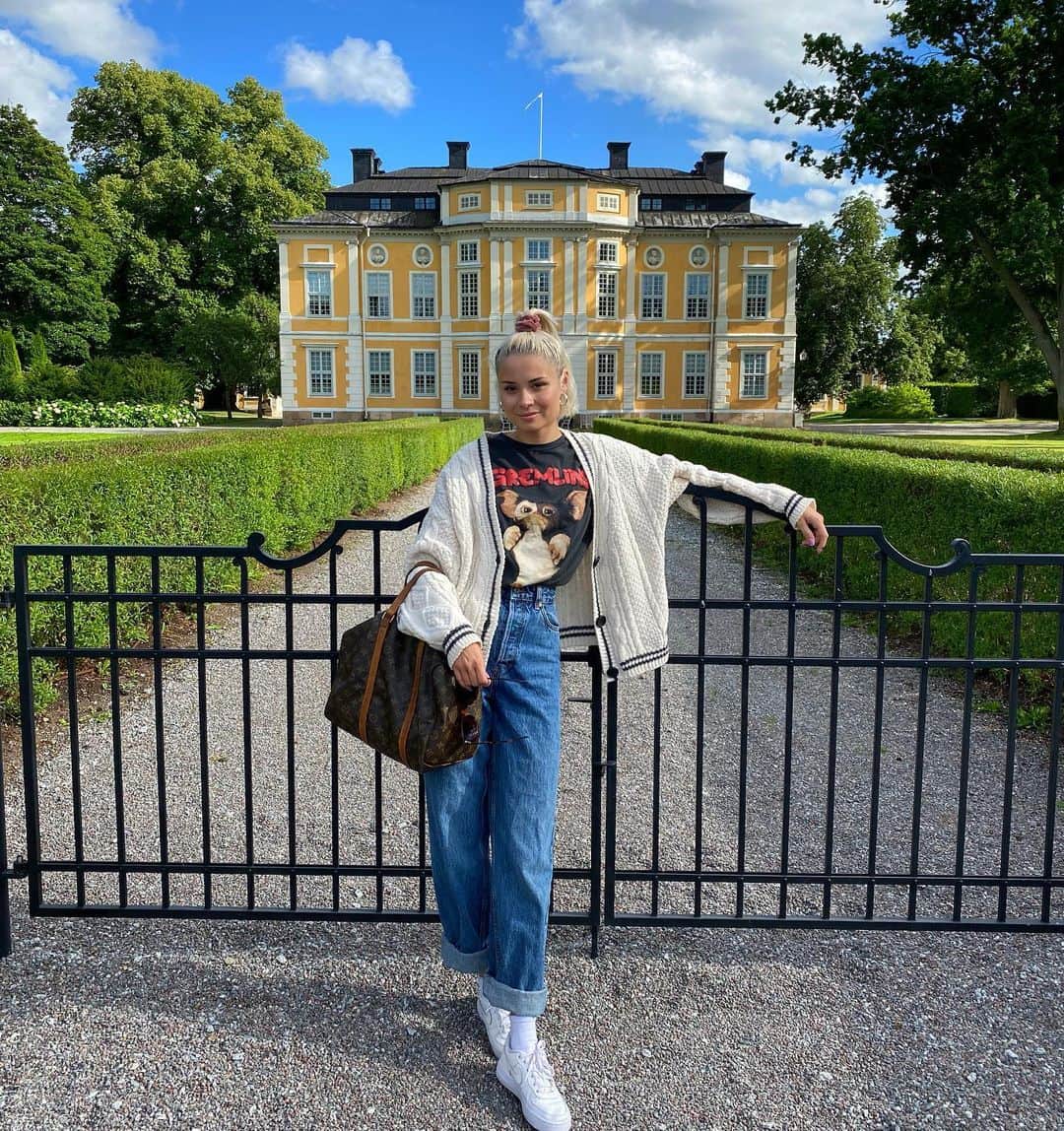 ニーナ・ネスビットのインスタグラム：「honey I’m home 🇸🇪✨ älskar dig sverige...」