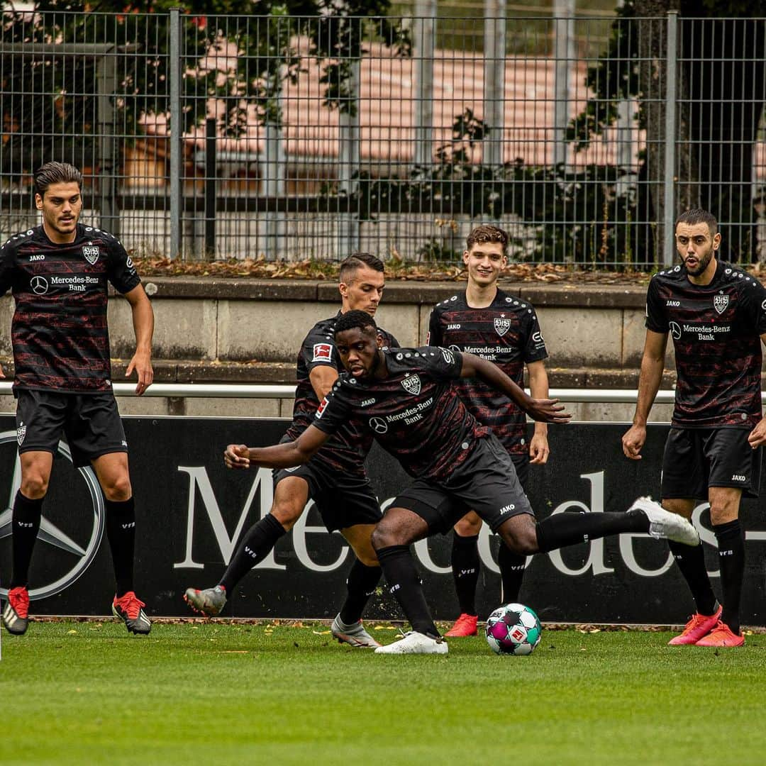 VfBシュトゥットガルトさんのインスタグラム写真 - (VfBシュトゥットガルトInstagram)「Erster Härtetest für die neuen VfB Trikots beim offiziellen Trainingsauftakt. Mögen unsere Jungs #auscannstatt darin nicht nur gut aussehen, sondern uns auf dem Rasen Freude bereiten. 🔥🔛 Wer holt sich eins? _ @mercedesbenzbank @jako_ag #VfB #VfBInsta #1893 #vfbstuttgart #furchtlosundtreu #0711 #vfbstuttgart1893」8月4日 0時46分 - vfb