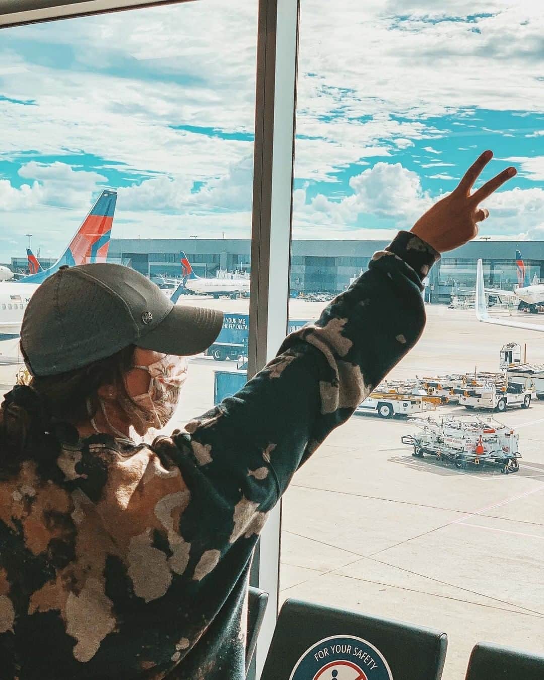 デルタ航空さんのインスタグラム写真 - (デルタ航空Instagram)「Masked up. Peace up. Wheels up.  Photo: @samantharraae」8月4日 1時00分 - delta