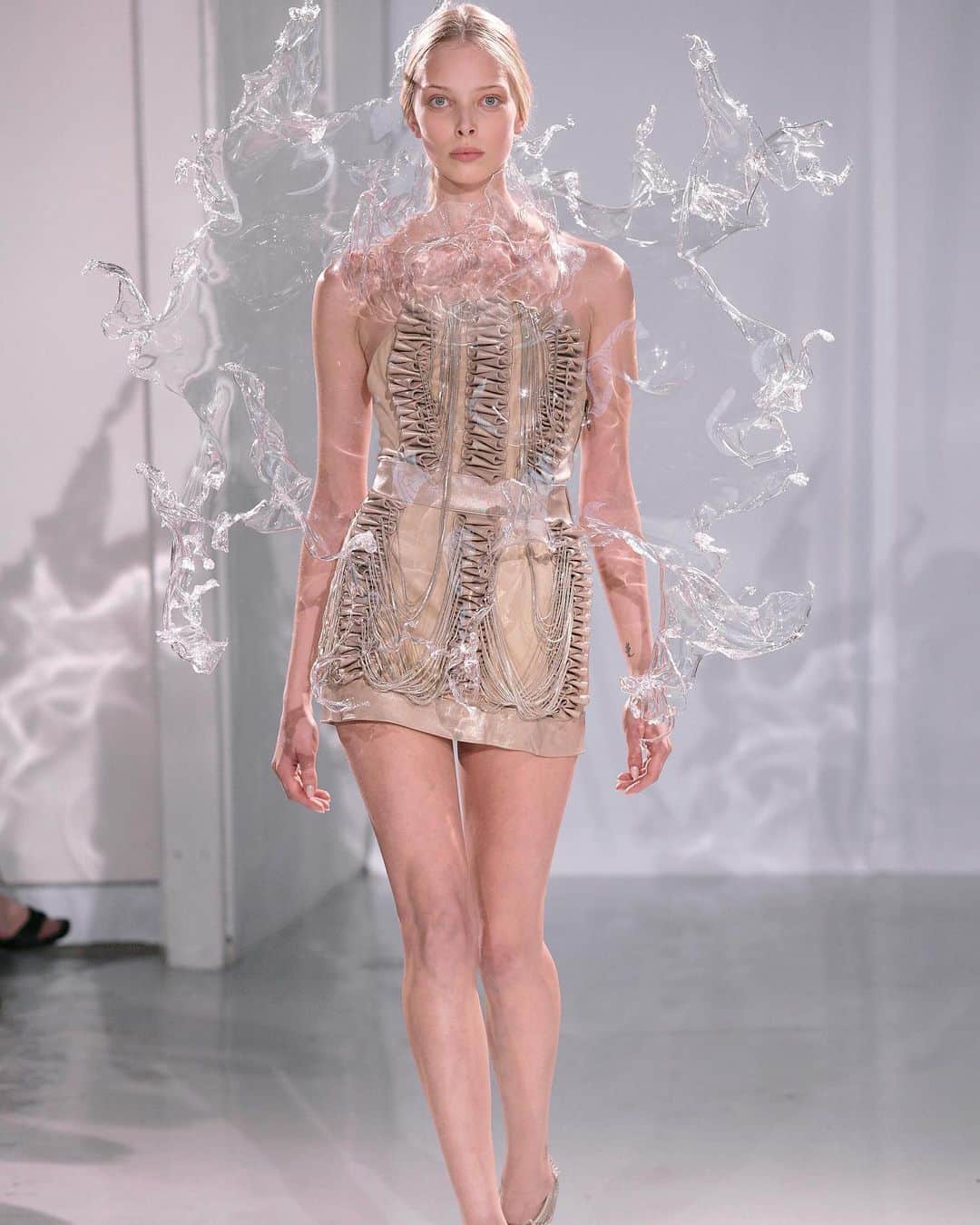 Iris Van Herpeさんのインスタグラム写真 - (Iris Van HerpeInstagram)「The forces behind the forms ~ from the Iris van Herpen archive 10 years ago the ‘Crystallization’ dress was made, a dress that echoes around the wearer like a splash of water. Inspired by the various properties that relate to water in its various states, such as its apparent chaos and unbounded nature when in liquid form, and at the same time the mathematical beauty of the hard crystalline structures that appear when water freezes, this dress vividly embodies the beauty of fluidity within nature.  Model: Tanya Dziahileva (@tanyad_real) Stylist: Sheila Single (@sheilasingle) Photographer: Michel Zoeter  #irisvanherpen #couture #waterdress #archive」8月4日 1時00分 - irisvanherpen