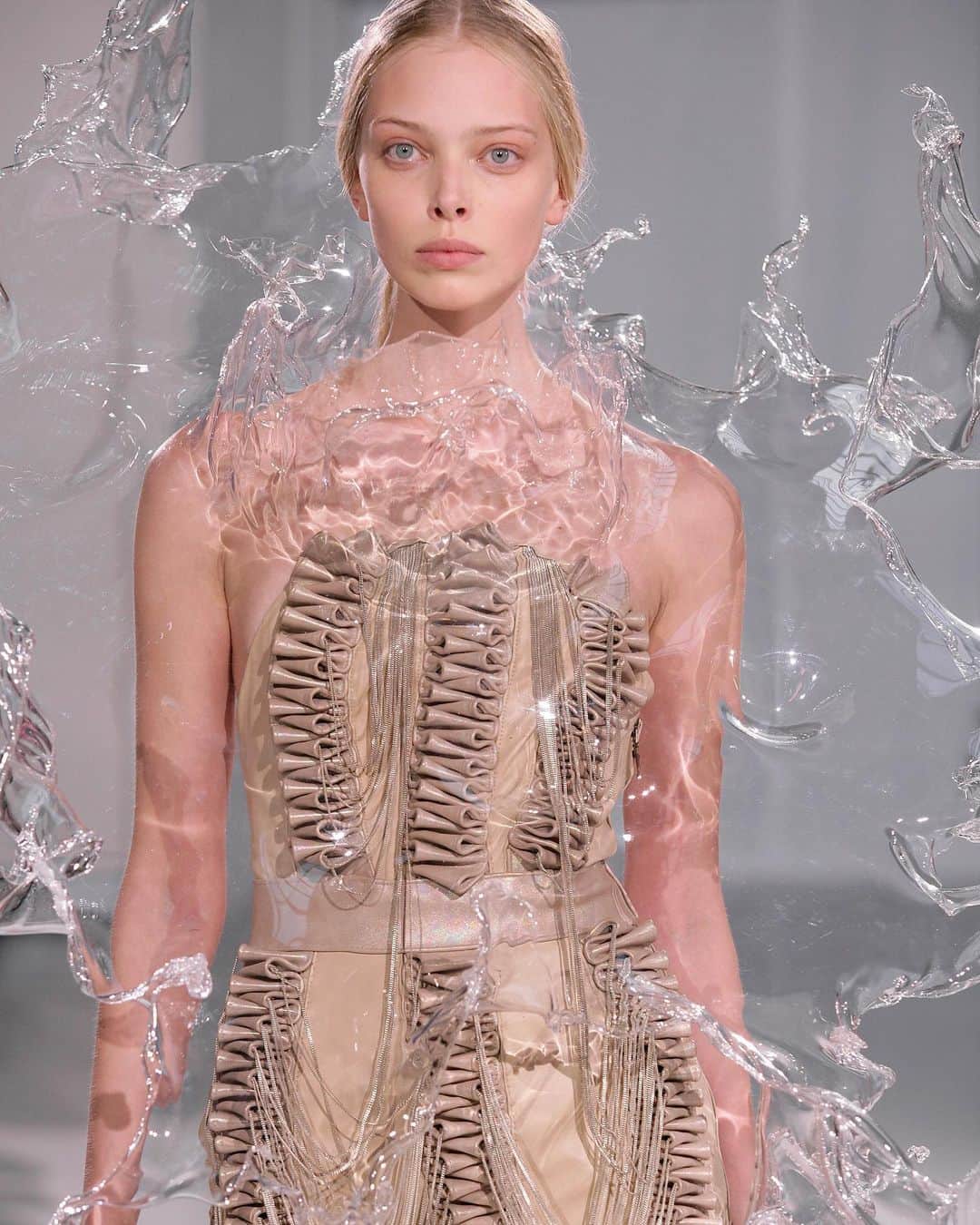 Iris Van Herpeさんのインスタグラム写真 - (Iris Van HerpeInstagram)「The forces behind the forms ~ from the Iris van Herpen archive 10 years ago the ‘Crystallization’ dress was made, a dress that echoes around the wearer like a splash of water. Inspired by the various properties that relate to water in its various states, such as its apparent chaos and unbounded nature when in liquid form, and at the same time the mathematical beauty of the hard crystalline structures that appear when water freezes, this dress vividly embodies the beauty of fluidity within nature.  Model: Tanya Dziahileva (@tanyad_real) Stylist: Sheila Single (@sheilasingle) Photographer: Michel Zoeter  #irisvanherpen #couture #waterdress #archive」8月4日 1時00分 - irisvanherpen