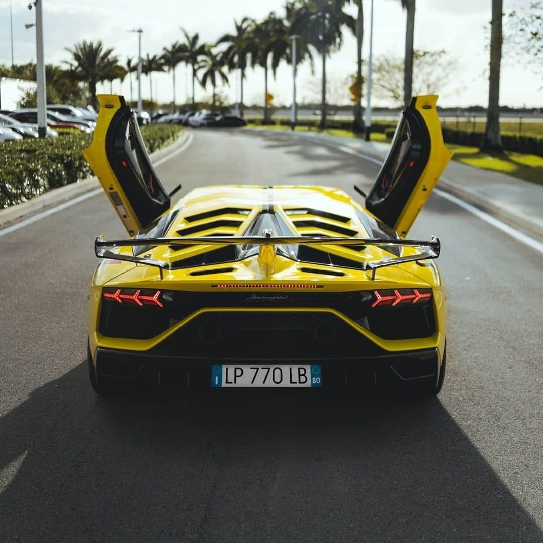 ランボルギーニのインスタグラム：「The power of the Aventador SVJ is ready to be unleashed. Use an emoji to describe what you feel looking at it.  #Lamborghini #AventadorSVJ」
