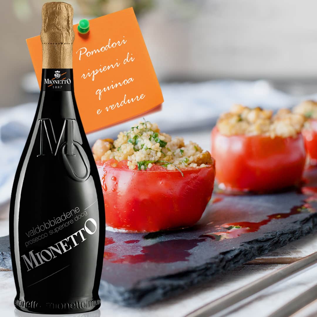 Mionetto Proseccoのインスタグラム：「Leggeri e sﬁziosi 🍴🥂 Ti va di prepararli?⁣ Prova la nostra ricetta!⁣ ⁣ INGREDIENTI (per 4 persone)⁣ ⁣ 4 pomodori grandi⁣ 160 g di quinoa⁣ 2 zucchine⁣ 1 carota⁣ 2 spicchi di aglio⁣ 4 cucchiai di olio extravergine di oliva⁣ basilico⁣ sale q.b.⁣ pepe q.b.⁣ ⁣ PROCEDIMENTO⁣ ⁣ Lavate i pomodori, tagliate la calotta superiore e rimuovete delicatamente la polpa.Frullate la polpa con uno spicchio di aglio, il basilico fresco, un filo di olio, sale e pepe.⁣ Sciacquate la quinoa sotto l'acqua corrente e quando l'acqua sarà limpida, scolatela accuratamente unendola al pomodoro frullato. Lasciate riposare per circa 1 ora.Nel frattempo saltate le zucchine e la carota ridotte a cubetti in una padella con uno spicchio d’aglio e un filo di olio.⁣ Salate i pomodori e capovolgeteli in modo che perdano l'acqua in eccesso.⁣ Farciteli con il composto di quinoa e le verdure saltate.⁣ Infornate per 40 minuti a 200 °.⁣ ⁣ #mionettoprosecco #mionettoinsieme⁣ ⁣ Bevi Mionetto responsabilmente」