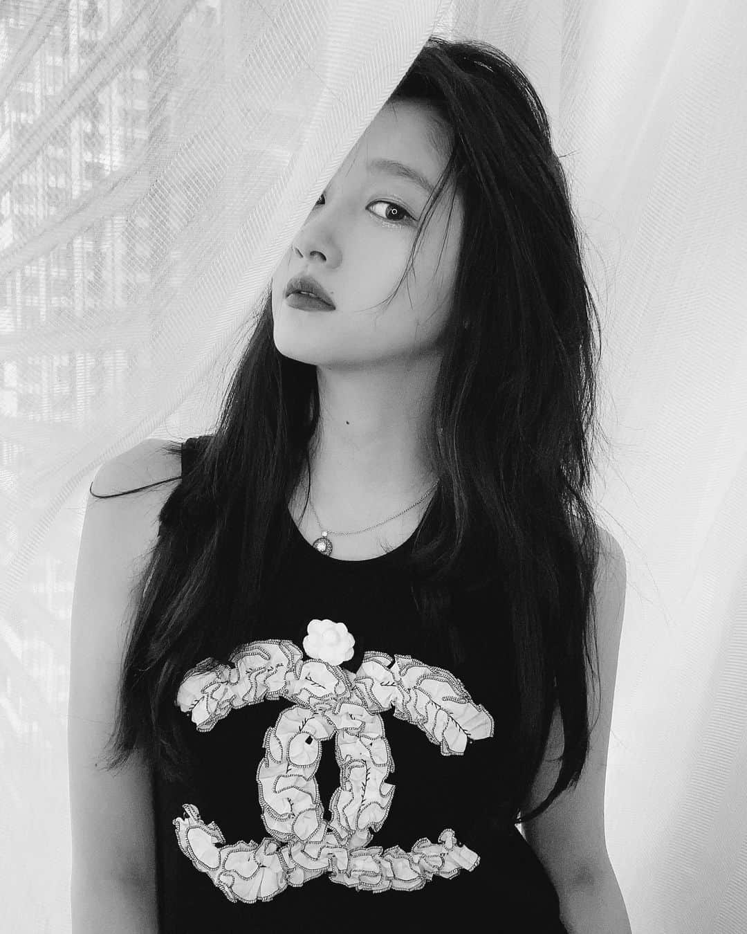 クアン・シャオトン（Guan Xiaotong）のインスタグラム：「🖤🖤🖤」