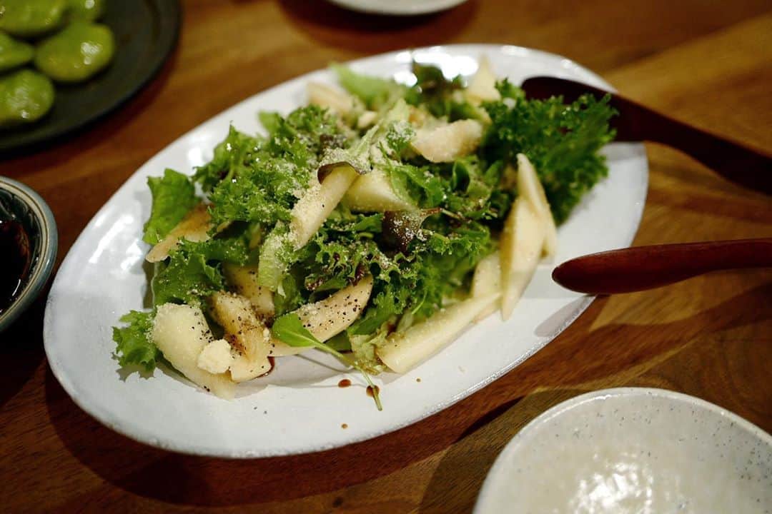 のインスタグラム：「桃とベビーリーフのサラダ🥗 オリーブオイル、バルサミコ、塩胡椒。 桃とオリーブオイルの組み合わせ大好き❤️ アスティエのおさら❤️ #みさこクッキング #桃　#ピーチ」