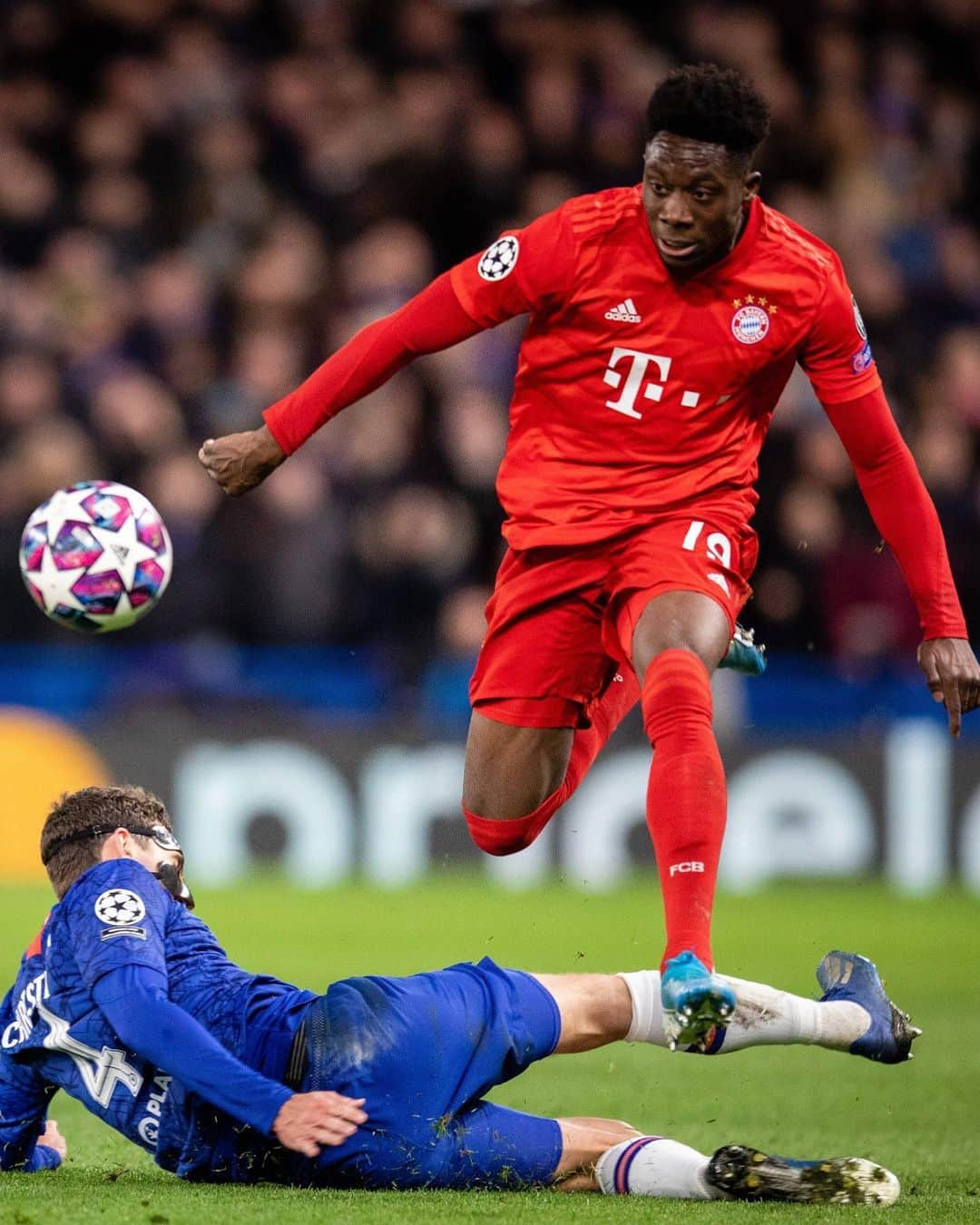 バイエルン・ミュンヘンさんのインスタグラム写真 - (バイエルン・ミュンヘンInstagram)「#MondayMotivation Starting into the #UCL week like... ⚡️🔥 _________ #FCBayern #MiaSanMia #packmas #ChampionsLeague #Fußball #football #futbol #CFCFCB」8月4日 1時26分 - fcbayern