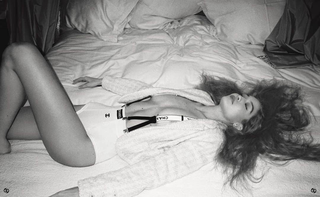 ジジ・ハディッドのインスタグラム：「Do Not Disturb 🛎🗝 @chaossixtynine Paris, December ‘19」