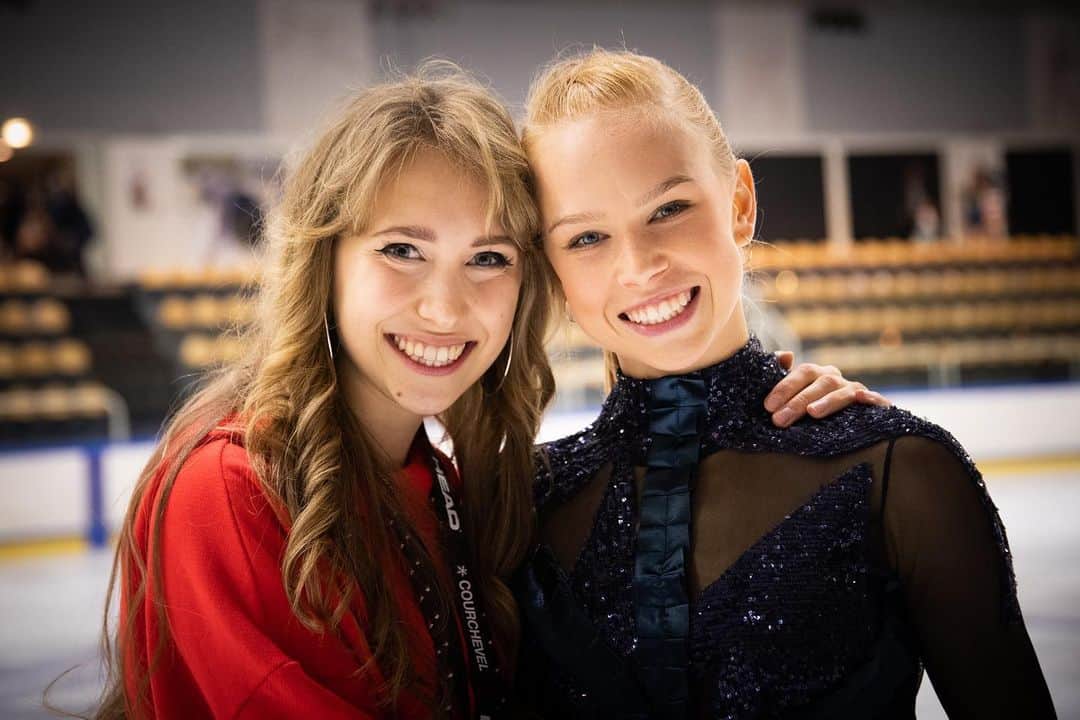 アンジェリーク・アバチキナのインスタグラム：「Thankful I got to meet all those amazing people 🤩🥰😊🏔 hope to see all of you soon 🙌🏻 🖤 @peakicecamps @patinoiredecourchevel #peakicecamps #icerink #courchevel #trainingcamp #figureskating #skaters #фигурноекатание #фигуристы #спорт」
