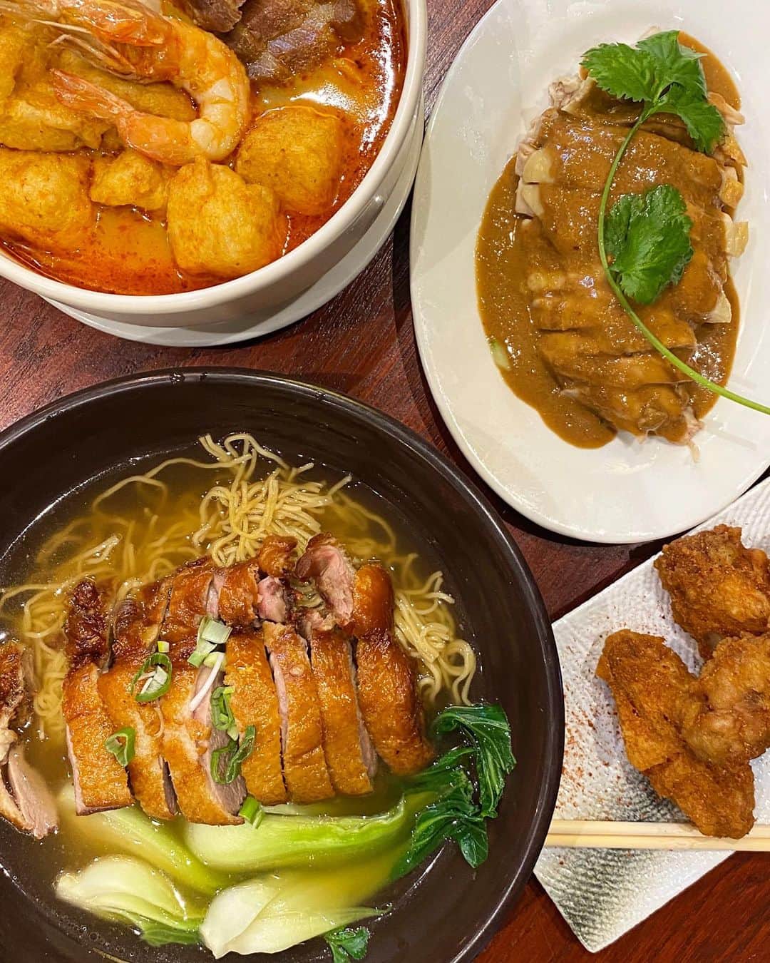 Eat With Steph & Coのインスタグラム：「Delicious new menu from @camden_lkf featuring a great pork & prawn laksa, roast duck noodle soup, bang bang chicken, and super delicious salted egg yolk chicken wings.  Amazing venue with great food and good drinks. Thank you for having us, and thanks to @cazcabeltequila & @proof_drinks for hosting a great night post lockdown 💚📸@vernahungrybanana #invite #langkwaifong #diningout #laksa #noodles #roastduck #chickenwings #chinesefood #deliciousfood #recommend #timeoutlondon #getinmybelly」