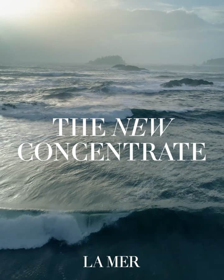 ドゥラメールのインスタグラム：「The sumptuous barrier serum you know and love is now newly advanced with antioxidant power to help protect against daily environmental damage. For skin that’s strong* and looks more stable and soothed, no matter what the day brings –– NEW #TheConcentrate.⁣ ⁣ *After just 14 days, skin’s natural barrier was significantly strengthened. (Clinical results on 23 women.)」