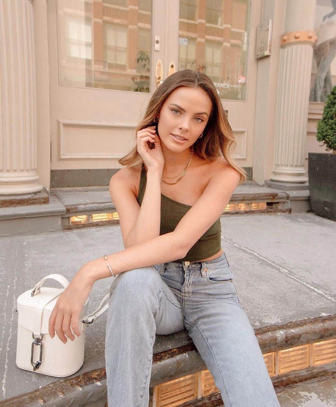 ボトキエのインスタグラム：「Soho style by @olivia_caputo 🤍 #botkier #girlonthego」