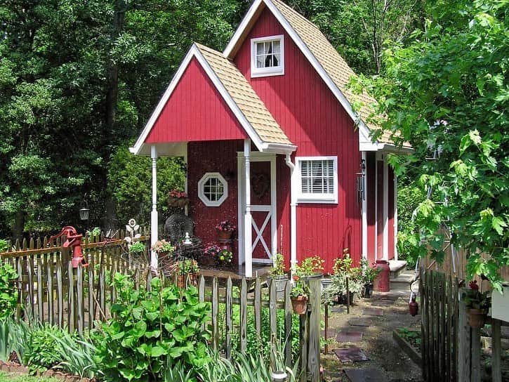 HGTVさんのインスタグラム写真 - (HGTVInstagram)「Go-go, garden shed! 😍 Store garden tools, off-duty muck boots and those shrubs waiting to be planted in one of these charming work areas brimming with character. 👩‍🌾 We found 20 great garden sheds and potting benches that you'll want in your backyard, and they all live at the link in our profile. 🔝⁠⠀ ⁠⠀ #garden #gardening #vegetablegarden #victorygarden #gardenshed #pottingbench #greenthumb⁠⠀」8月4日 1時37分 - hgtv