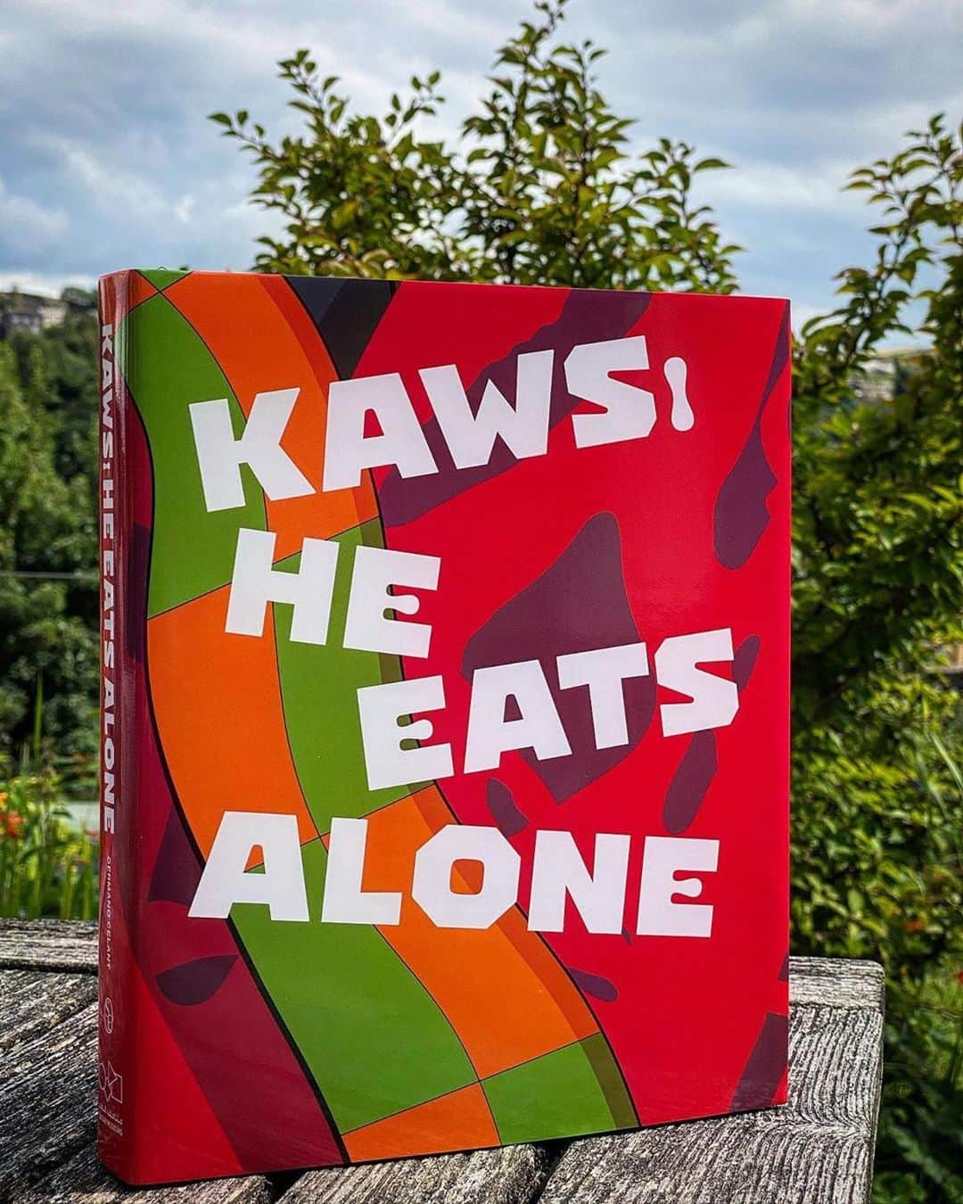 KAWSONEさんのインスタグラム写真 - (KAWSONEInstagram)「Thanks @jontywilde !  #Repost @jontywilde ・・・ KAWS HE EATS ALONE  So great to get my hands on this!   @kaws #kaws #fujigfx50s #elinchrom @2x4inc #germanoclemant」8月4日 1時39分 - kaws