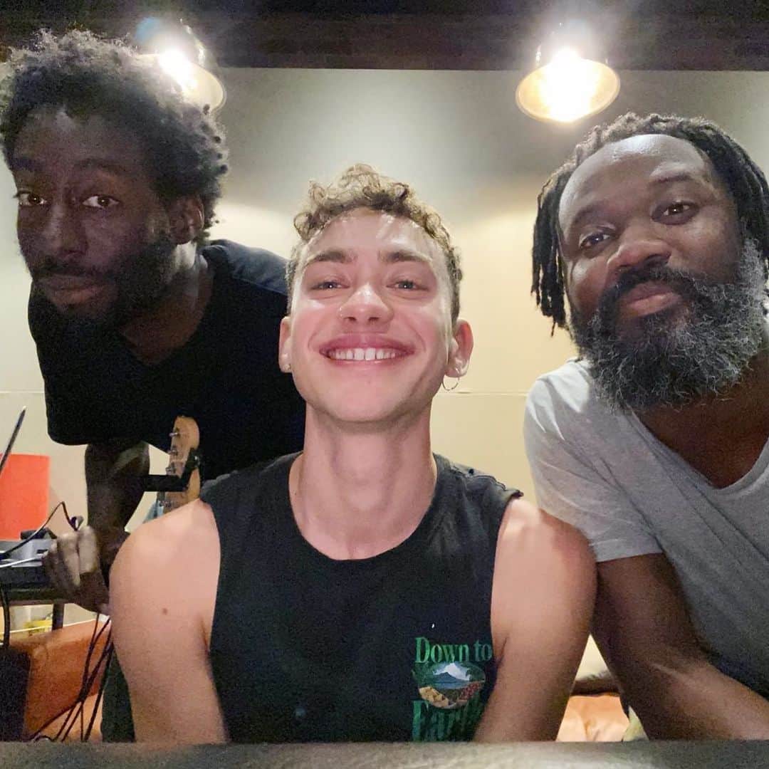 YEARS & YEARSさんのインスタグラム写真 - (YEARS & YEARSInstagram)「Happy to be back in the studio with qt’s @icoffeejr and @detonate_music ✨🎙」8月4日 1時46分 - yearsandyears