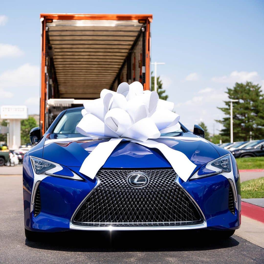 Lexus USAのインスタグラム：「With its Bespoke Amalfi White interior, Liquid Platinum Accents, 001 VIN designation and more, this 2021 #LexusLC 500 Convertible is one of a kind.   Stay tuned to learn more about the delivery of this vehicle that was auctioned at Barrett-Jackson.」