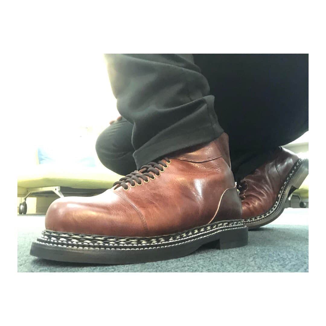 盛山晋太郎さんのインスタグラム写真 - (盛山晋太郎Instagram)「オーダメイドでブーツを作ってもらった！相棒はローファーを！二足目！アルバトロスさんまじかっけー！ 僕は内羽根のエンジニアブーツ仕立てにしてもらいました。世界でひとつだけの盛山仕様のブーツ。所さんも持ってないブーツや！  #albatross #boots #leathershoes  #ブーツ #ローファー  興味ある人はアルバトロスさんタグ付けしてますんでー！」8月4日 12時48分 - morishimc