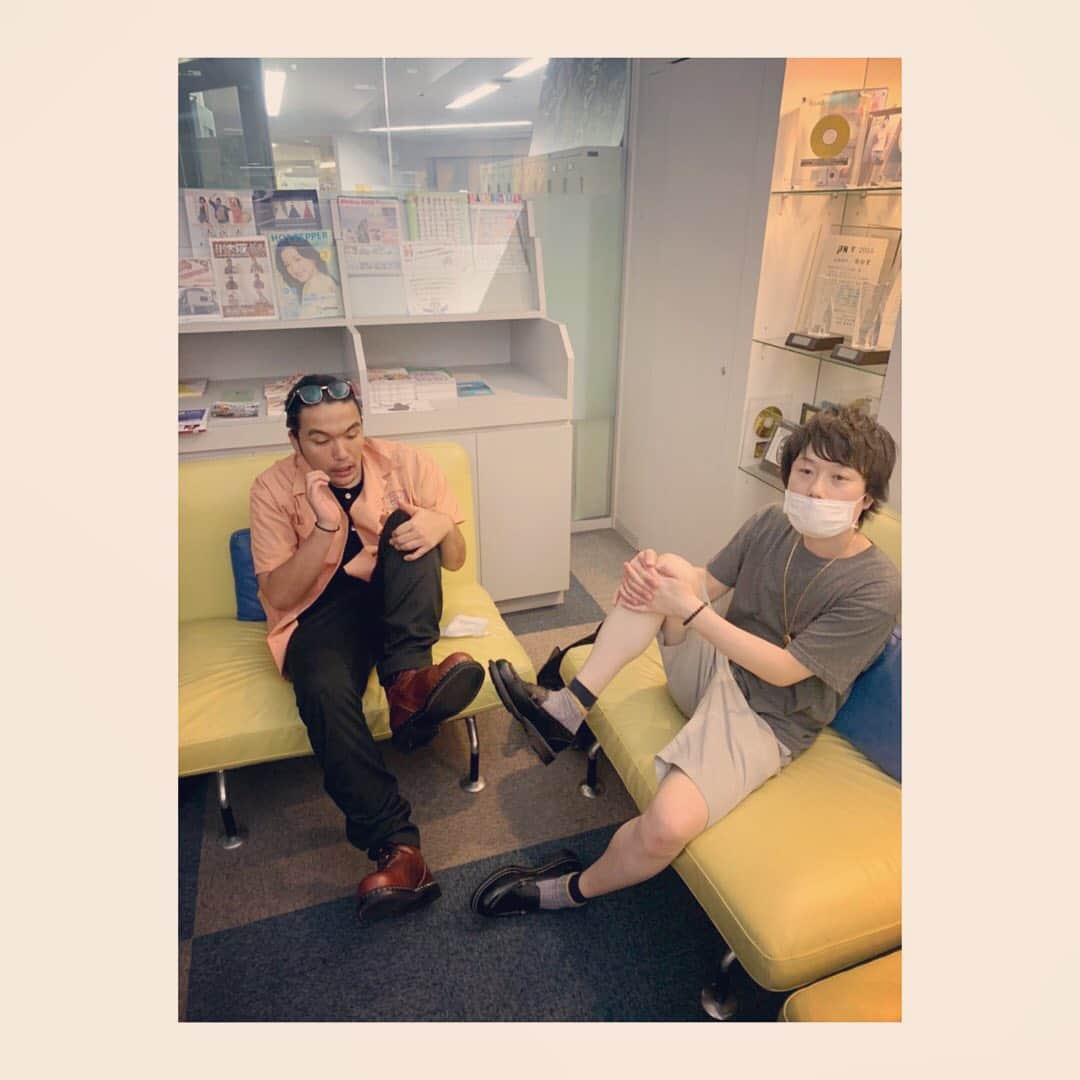 盛山晋太郎さんのインスタグラム写真 - (盛山晋太郎Instagram)「オーダメイドでブーツを作ってもらった！相棒はローファーを！二足目！アルバトロスさんまじかっけー！ 僕は内羽根のエンジニアブーツ仕立てにしてもらいました。世界でひとつだけの盛山仕様のブーツ。所さんも持ってないブーツや！  #albatross #boots #leathershoes  #ブーツ #ローファー  興味ある人はアルバトロスさんタグ付けしてますんでー！」8月4日 12時48分 - morishimc