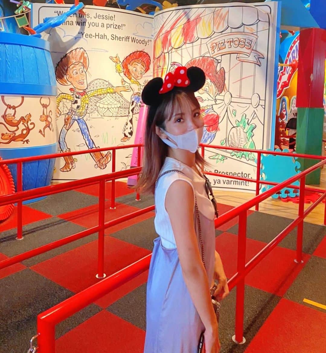 福長優のインスタグラム：「🌈🏰🌈  家族Disneyの 次の日は心友達と#disneysea 🌍 2日連続は体力的に心配だったけど 意外にイケた✌︎←  なんせ、荷物の量も全然違うし （子供の着替えとか、もろもろ） 抱っこもしないで歩ける楽さ......🤣  家族で行く時は子供の喜んでる顔を 見れれば大満足だからね💓←(急にいいお母さんw)  でも#大人disney  はやっぱり良い！！ たくさん話して笑って 最高の夢の時間でした💛💙❤️  #ディズニー #ディズニーシー  #大人ディズニー #disneysea  #🌎」