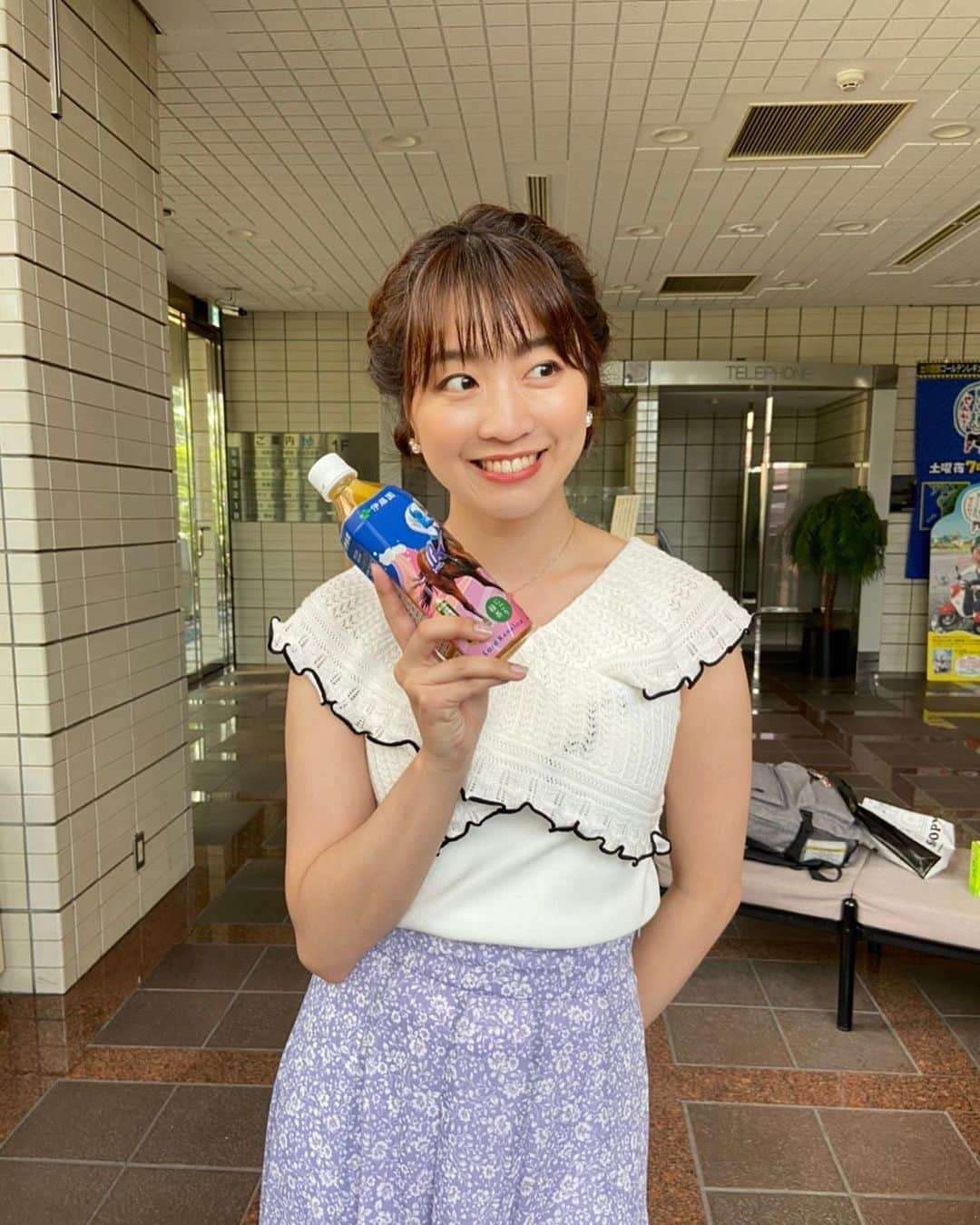 湯浅知里さんのインスタグラム写真 - (湯浅知里Instagram)「♡♡ . . . #駿目茶#夏#緑茶  #ロードカナロア #スプリンター #岩田騎手#岩田康誠  . . . 先週の番組プレゼントは 駿目茶🍵でした(*^^*) 競馬場に行くと必ず買うお茶です😉✨✨✨✨ . . . HIROKIさんとのポージングのテーマは、駿目茶レンジャー🐰✨✨ 札幌は引き続き無観客競馬🏇が発表されましたが、その分放送が楽しくなるように毎週頑張ります！！ . . . #サマー競馬next」8月4日 11時14分 - chisato.y515