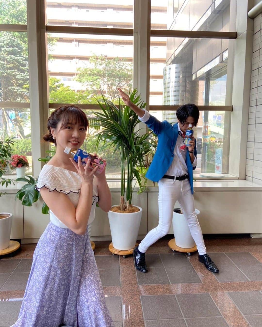 湯浅知里さんのインスタグラム写真 - (湯浅知里Instagram)「♡♡ . . . #駿目茶#夏#緑茶  #ロードカナロア #スプリンター #岩田騎手#岩田康誠  . . . 先週の番組プレゼントは 駿目茶🍵でした(*^^*) 競馬場に行くと必ず買うお茶です😉✨✨✨✨ . . . HIROKIさんとのポージングのテーマは、駿目茶レンジャー🐰✨✨ 札幌は引き続き無観客競馬🏇が発表されましたが、その分放送が楽しくなるように毎週頑張ります！！ . . . #サマー競馬next」8月4日 11時14分 - chisato.y515