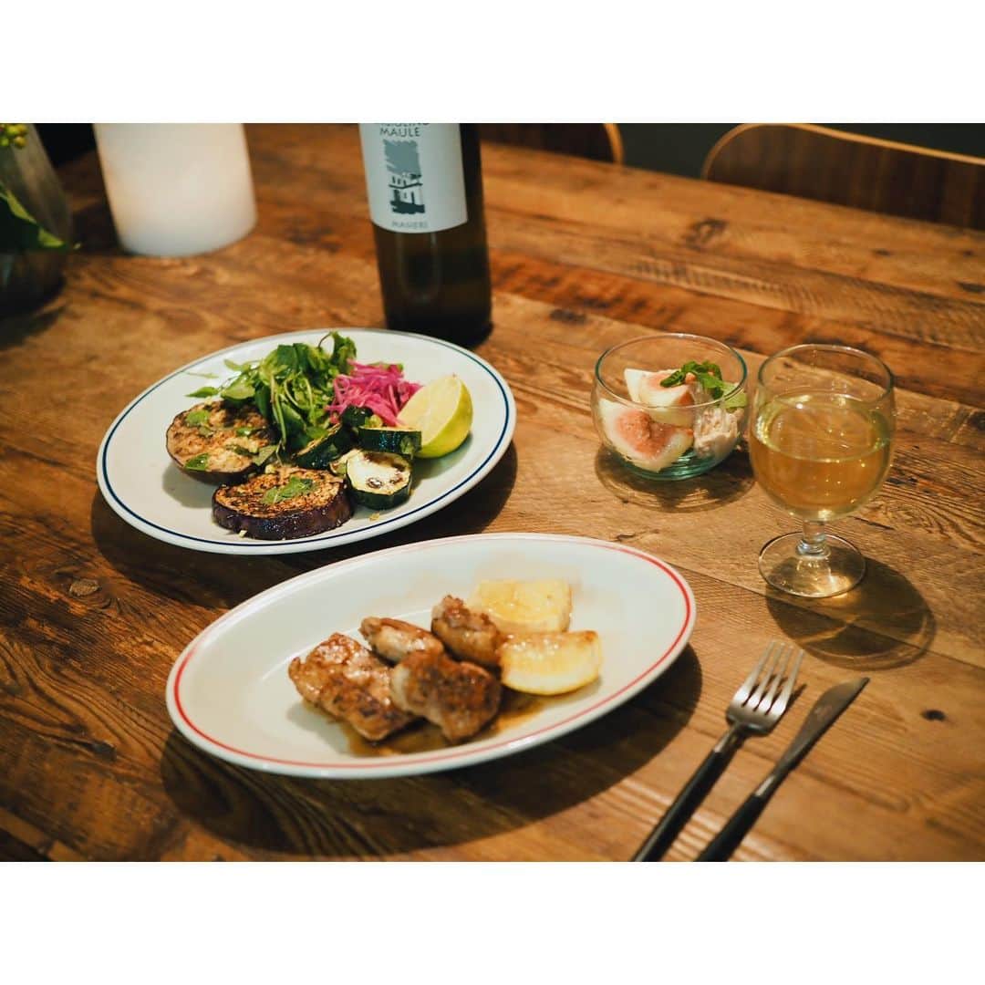 高山都さんのインスタグラム写真 - (高山都Instagram)「昨日の晩ごはん。 夕方、涼しくなってから走ってシャワー浴びてビール飲みながら作りました。 鶏もも肉のレモンバター 絹ナスとズッキーニのグリル　魚醤とレモンとミントで。 紫キャベツのマリネ イチジクのピーナッツとクルミの白和え ワインは #masieri  お皿やグラスは ROOMでも紹介しています。 簡単でも、自分のためにご飯を作る時間、やっぱり気持ちが上がるし整うなーと思った月曜の夜でした。 #みやれゴハン」8月4日 11時17分 - miyare38