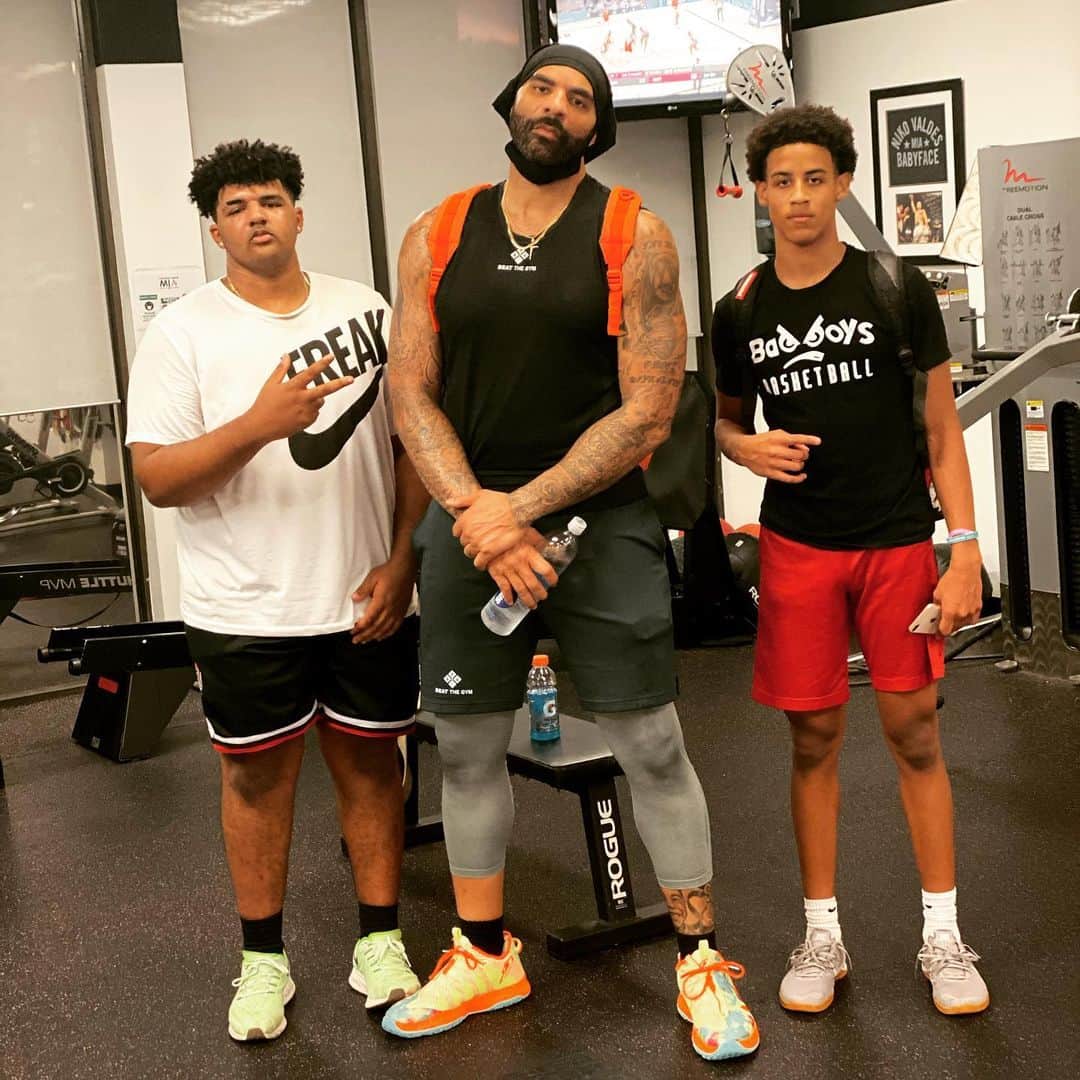 カルロス・ブーザーのインスタグラム：「Iron Sharpens Iron!!!! These Young Lions Is Up Next!!! #HOLDAT 👑」