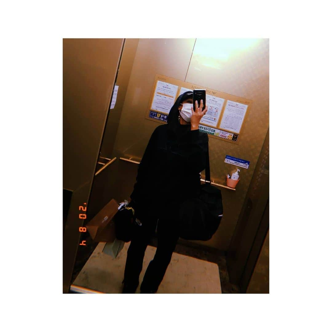 ヒョン・ジュニさんのインスタグラム写真 - (ヒョン・ジュニInstagram)「퇴근. . . #sbs아침드라마 #엄마가바람났다 #오필정은현쥬니 #비틀거릴내가안길곳은어디에 #복순엄마보고파 #필정이떠나지마요ㅠ #석준이불쌍해 #필쭌에게돌아와요 #힘든하루였어😭 #allblack #allnike #싱숭생숭 #생일선물또선물한바가지 #감사합니다🙏」8月4日 11時19分 - juooonieee