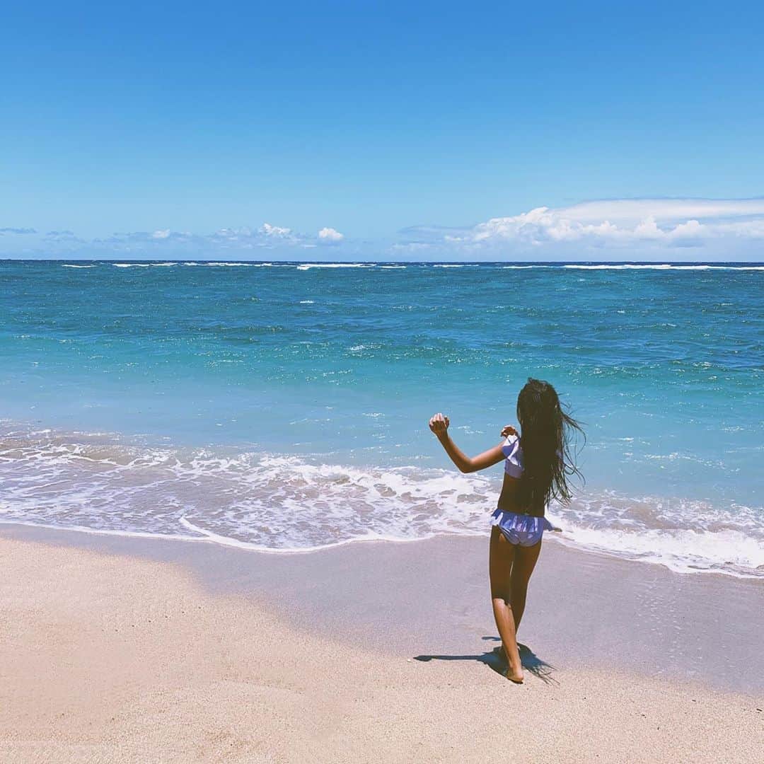 吉川ひなのさんのインスタグラム写真 - (吉川ひなのInstagram)「海と踊る💙  #娘HawaiiLife」8月4日 11時22分 - hinanoyoshikawa
